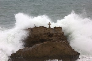 Crucea a rezistat tuturor valurilor