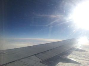 Cerul albastru si norii pufosi stralucind in soare