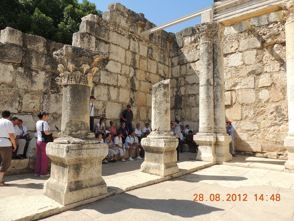 Pelerini la umbra sinagogii din Cafarnaum