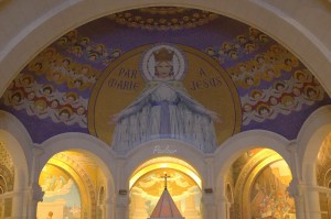 Sfânta Fecioară Maria din Bazilica Rozariului - Lourdes