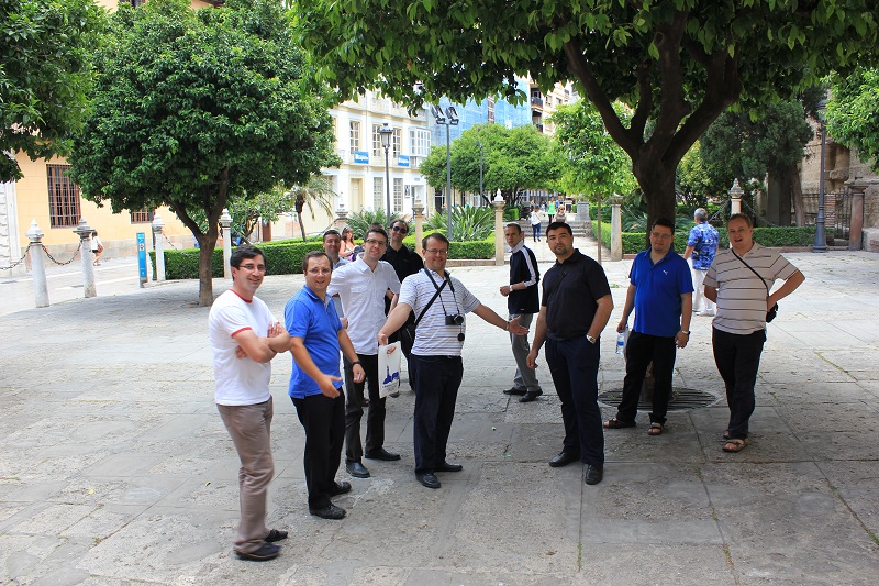 Malaga Catedrala Curtea si grupul