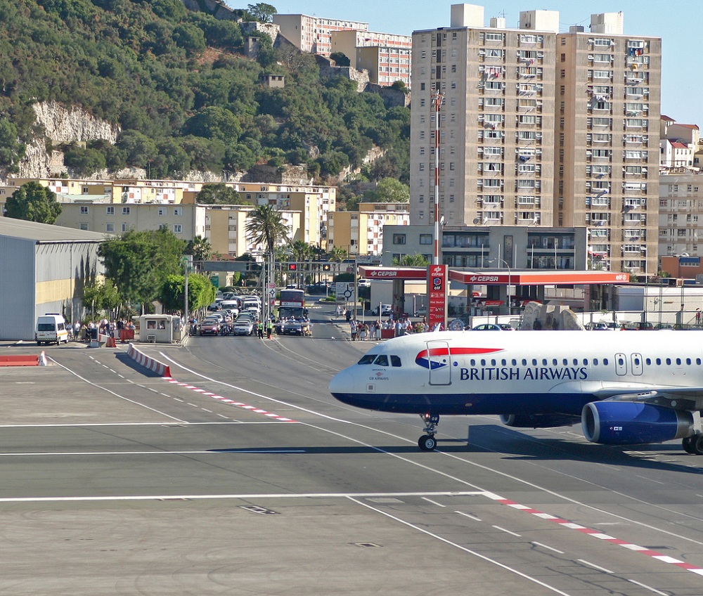 Gibraltar_Cedeaza trecerea_trec avioane