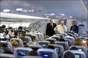 papa Francisc si jurnalistii interviul din avion