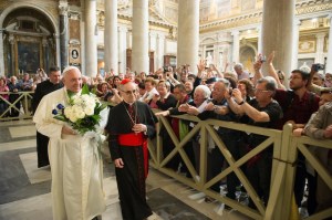 papa francisc si trandafirii