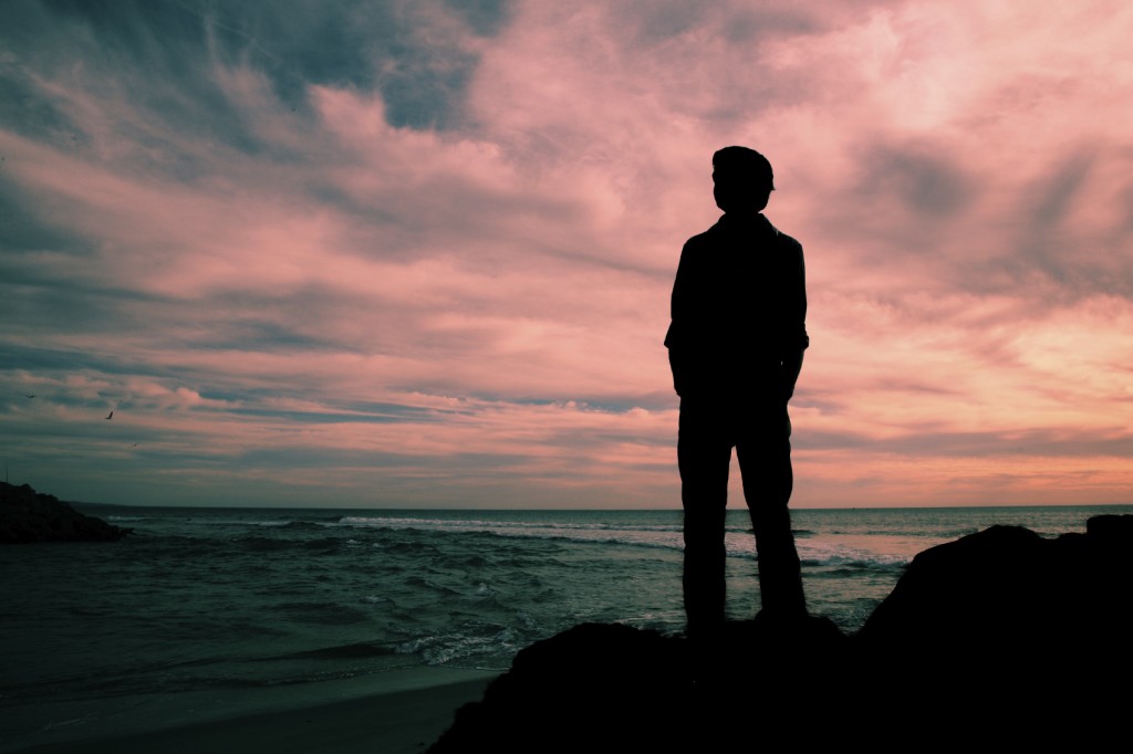 asteptare privind cerul si marea