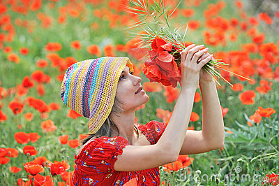 Femeia si florile de mac