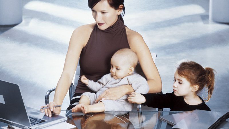 Femeia mama si afacerista si model si copiii