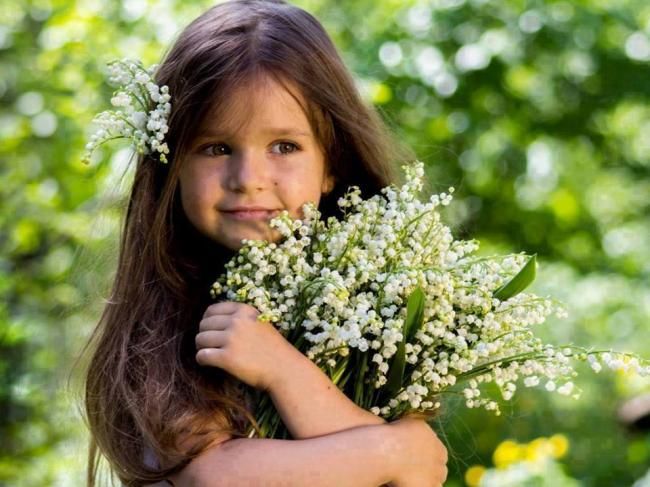 fetita cu lacramioare